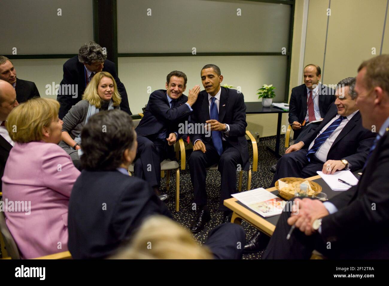 Il presidente francese Nicolas Sarkozy si è accaparrato il presidente Barack Obama durante un briefing con i leader europei, tra cui Gordon Brown, Fredrik Reinfeldt, Angela Merkel, Jose Manuel Barroso, E Lars Rasmussen, alla Conferenza delle Nazioni Unite sui cambiamenti climatici che si terrà a Copenhagen, Danimarca, il 18 dicembre 2009 Foto Stock