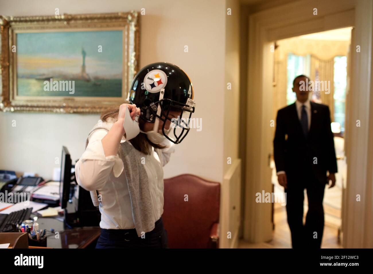 Il segretario personale del presidente Barack Obama, Katie Johnson, prova su un casco da calcio Pittsburgh Steelers fuori dall'Ufficio ovale, 21 maggio 2009 Foto Stock