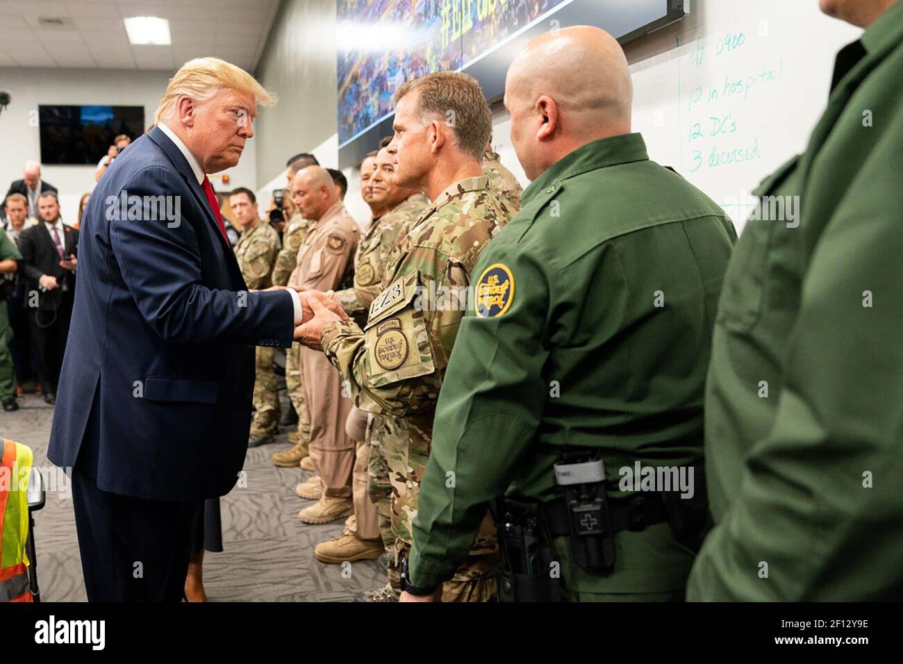 Il presidente Donald Trump e la First Lady Melania Trump si incontrano con il personale delle forze dell'ordine mercoledì 7 agosto 2019 presso il centro operativo di emergenza El Paso a El Paso, Texas. Foto Stock