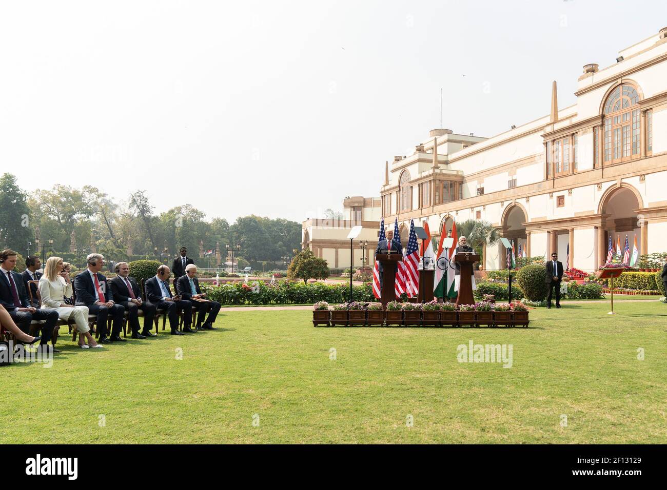 Il presidente Donald Trump e il primo ministro indiano Narendra modi partecipano a un comunicato stampa congiunto martedì 25 2020 febbraio sul prato della Casa di Hyderabad a Nuova Delhi. Foto Stock