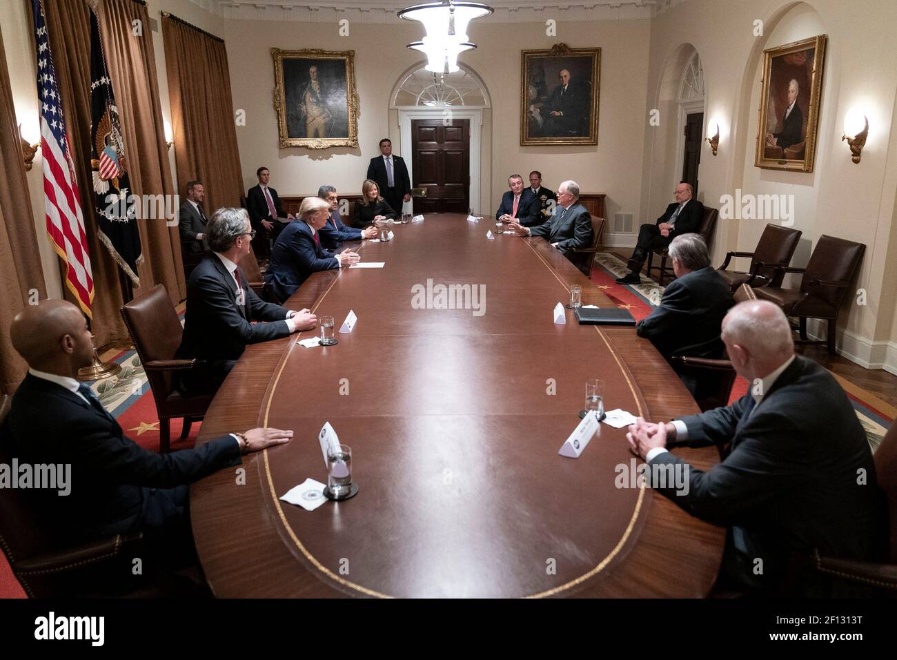 Il presidente Donald Trump incontra i dirigenti sanitari nella sala gabinetto della Casa Bianca martedì 14 2020 aprile per discutere la riserva dinamica del ventilatore. Foto Stock