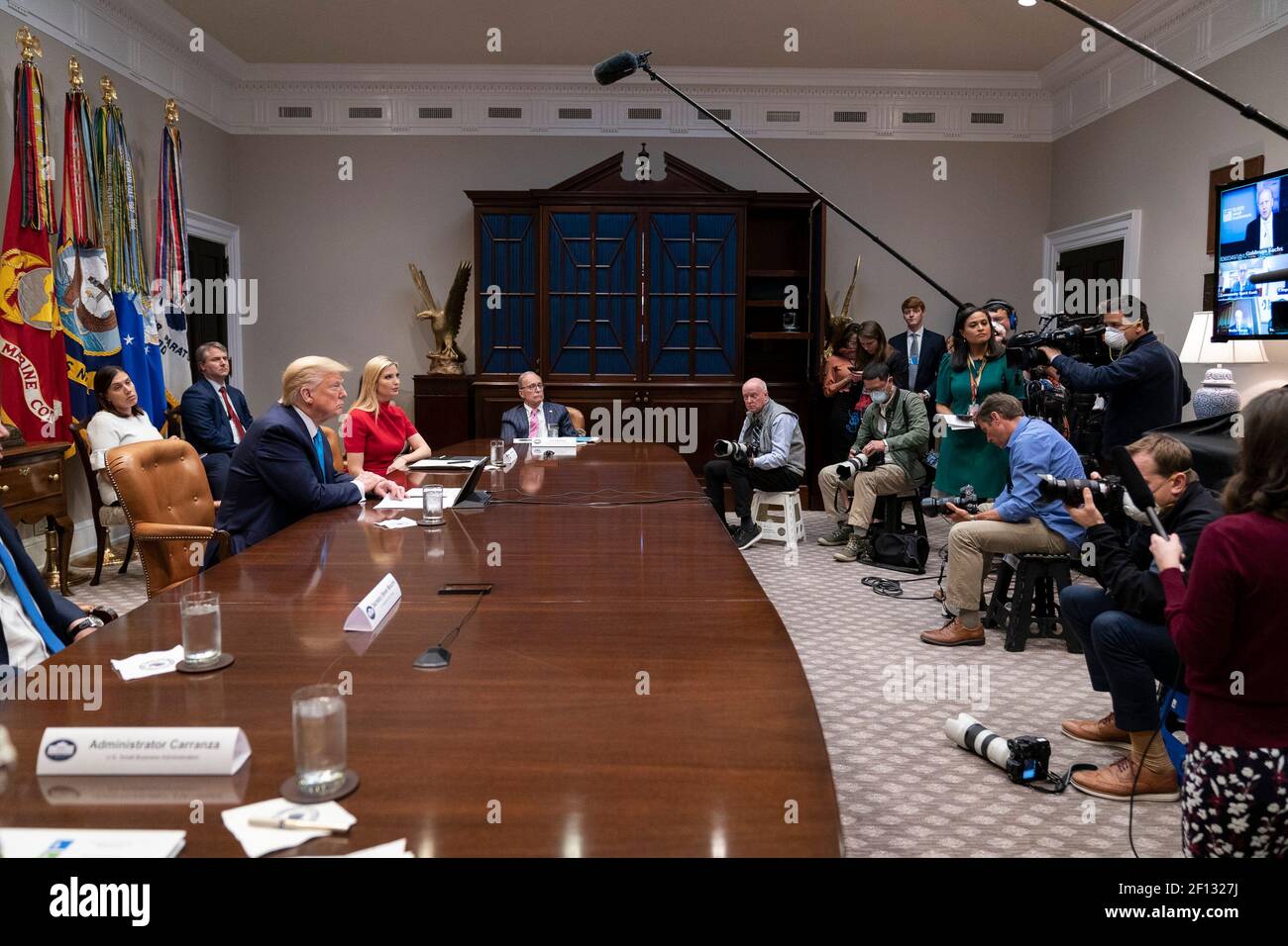 Il presidente Donald Trump si è Unito dal segretario al Tesoro Steven Mnuchin Advisor al presidente Ivanka Trump e dal direttore del Consiglio economico nazionale Larry Kudlow partecipa a una videoconferenza con i dirigenti del settore bancario per offrire un sollievo alle piccole imprese martedì 7 aprile 2020 nella Roosevelt Room della Casa Bianca. Foto Stock
