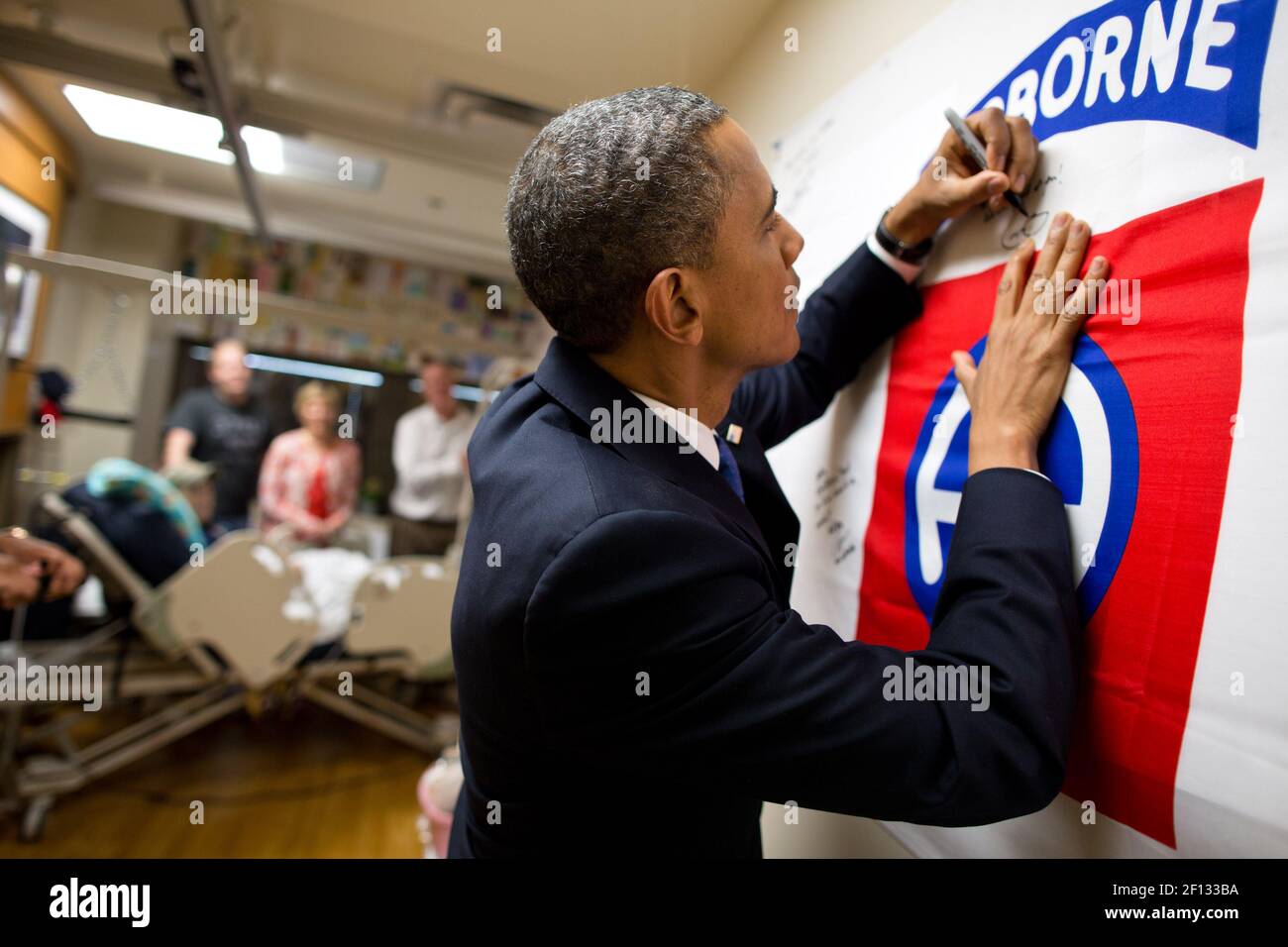 Il presidente Barack Obama ha autografato un banner durante la visita di un membro del servizio ferito al Walter Reed National Military Medical Center di Bethesda, nel giugno 28 2012. Foto Stock