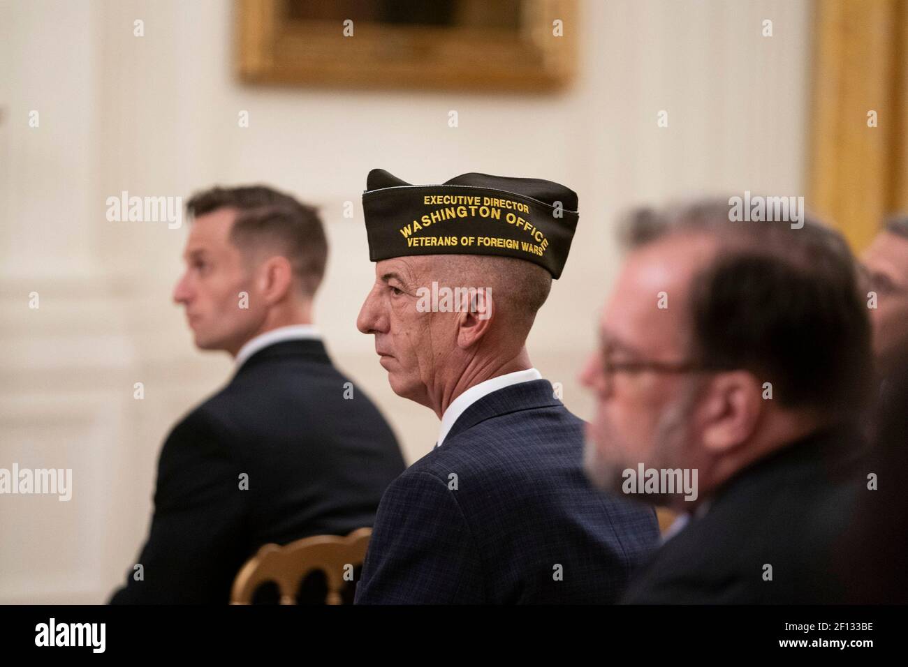 Gli ospiti ascoltano mentre il presidente Donald Trump ha espresso le loro osservazioni all'evento DELLA roadmap DELLA task force PREVENTS mercoledì 17 2020 giugno nella sala est della Casa Bianca. Foto Stock