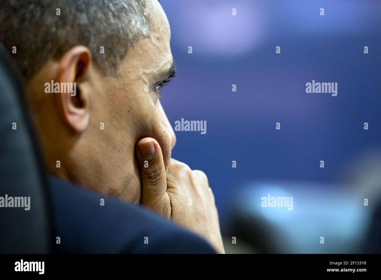 Il 5 aprile 2013 il Presidente ascolta attentamente durante una riunione del Consiglio di sicurezza nazionale nella Sala della situazione della Casa Bianca Foto Stock