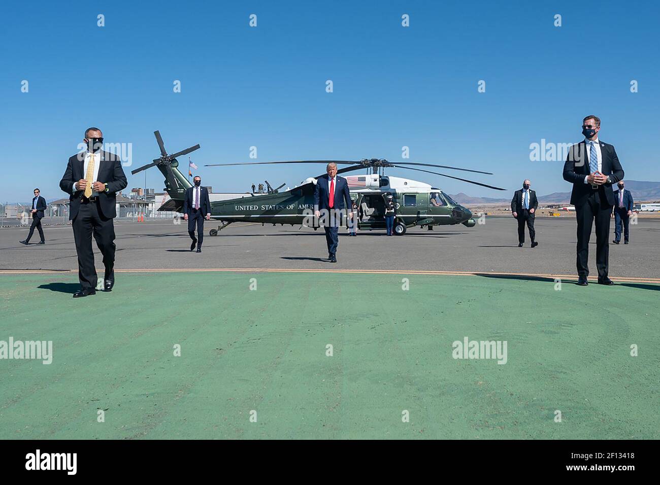 Il presidente Donald Trump attraversa il asfalto dopo aver sbarcato Marine One all'aeroporto regionale di Prescott ad Ariza. Lunedì 19 2020 ottobre per salutare gli ospiti e rivolgersi ai sostenitori. Foto Stock