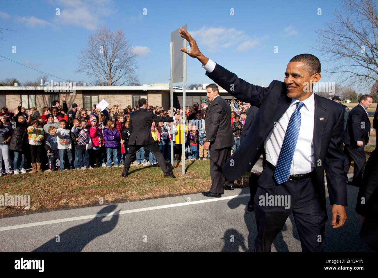 Il presidente Barack Obama ondeggia dopo aver salutato i bambini a Sycamore Elementary in Kokomo Ind. Novembre 23 2010. Foto Stock