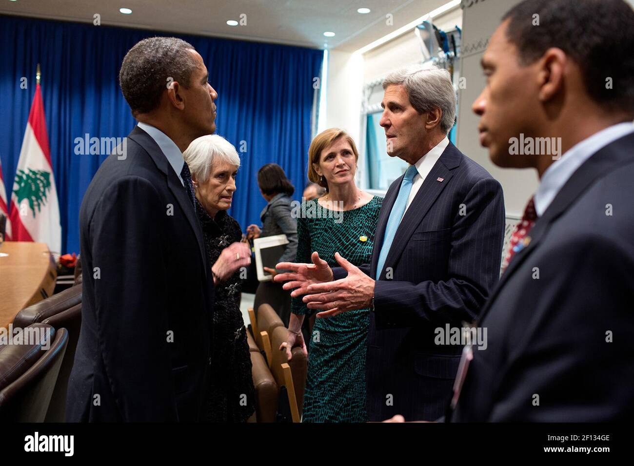 Il presidente Barack Obama incontra i consiglieri per preparare un incontro bilaterale con il presidente libanese Michel Sleiman alle Nazioni Unite a New York, N.Y., il 24 2013 settembre. In piedi con il presidente di sinistra sono: Wendy Sherman sotto il segretario di Stato per gli affari politici; Amb. Samantha Power Rappresentante permanente degli Stati Uniti presso le Nazioni Unite; Segretario di Stato John Kerry; e Rob Nabors Vice Capo di Stato per la Politica. Foto Stock