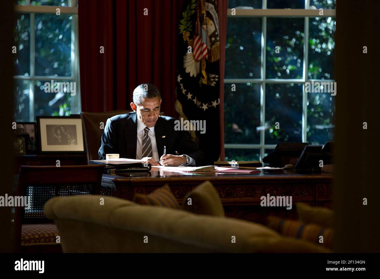 18 ottobre 2013 - il presidente Barack Obama lavora al Resolute Desk nell'Ufficio ovale. Foto Stock