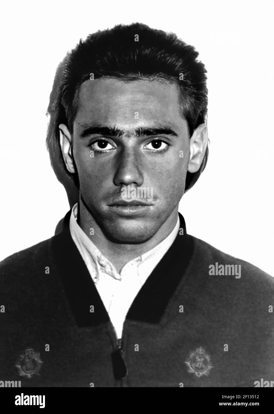 1991, VERONA , ITALIA : IL criminale assassino italiano PIETRO MASO ( nato nel 1971 ), foto della polizia che si è addetta all'arresto . E' la colpevole confessa protagonista di uno dei più sensazionali omicidi in Italia . Aiutato da tre amici , il 17 aprile 1991 nella sua casa a Montecchia di Crosara (Verona ) uccise sia il suo genitore, Antonio Maso e Mariarosa Tessari . La motivazione è stata ottenere immediatamente l'eredità. Arrestato il 19 aprile 1991, fu definitivamente condannato a trent' anni di carcere , con il riconoscimento di una parziale infermità mentale al momento dell' incidente . Dopo aver spe Foto Stock