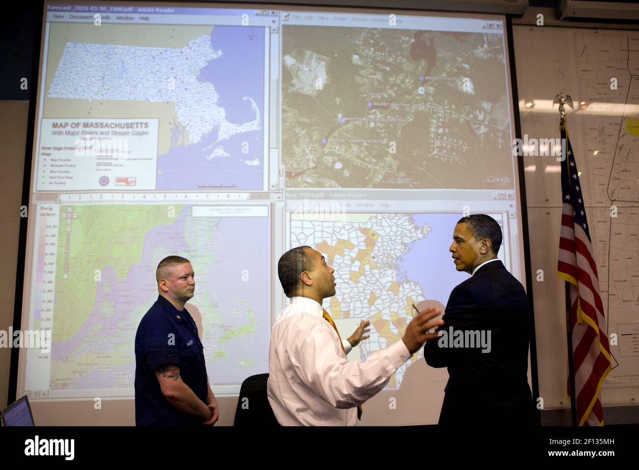 Il presidente Barack Obama parla con i coordinatori di risposta alle emergenze presso l'Agenzia per la gestione delle emergenze del Massachusetts a Framingham Mass. 1 aprile 2010. Foto Stock Il presidente Barack Obama parla con i coordinatori di risposta alle emergenze presso l'Agenzia per la gestione delle emergenze del Massachusetts a Framingham Mass. 1 aprile 2010. Foto Stock