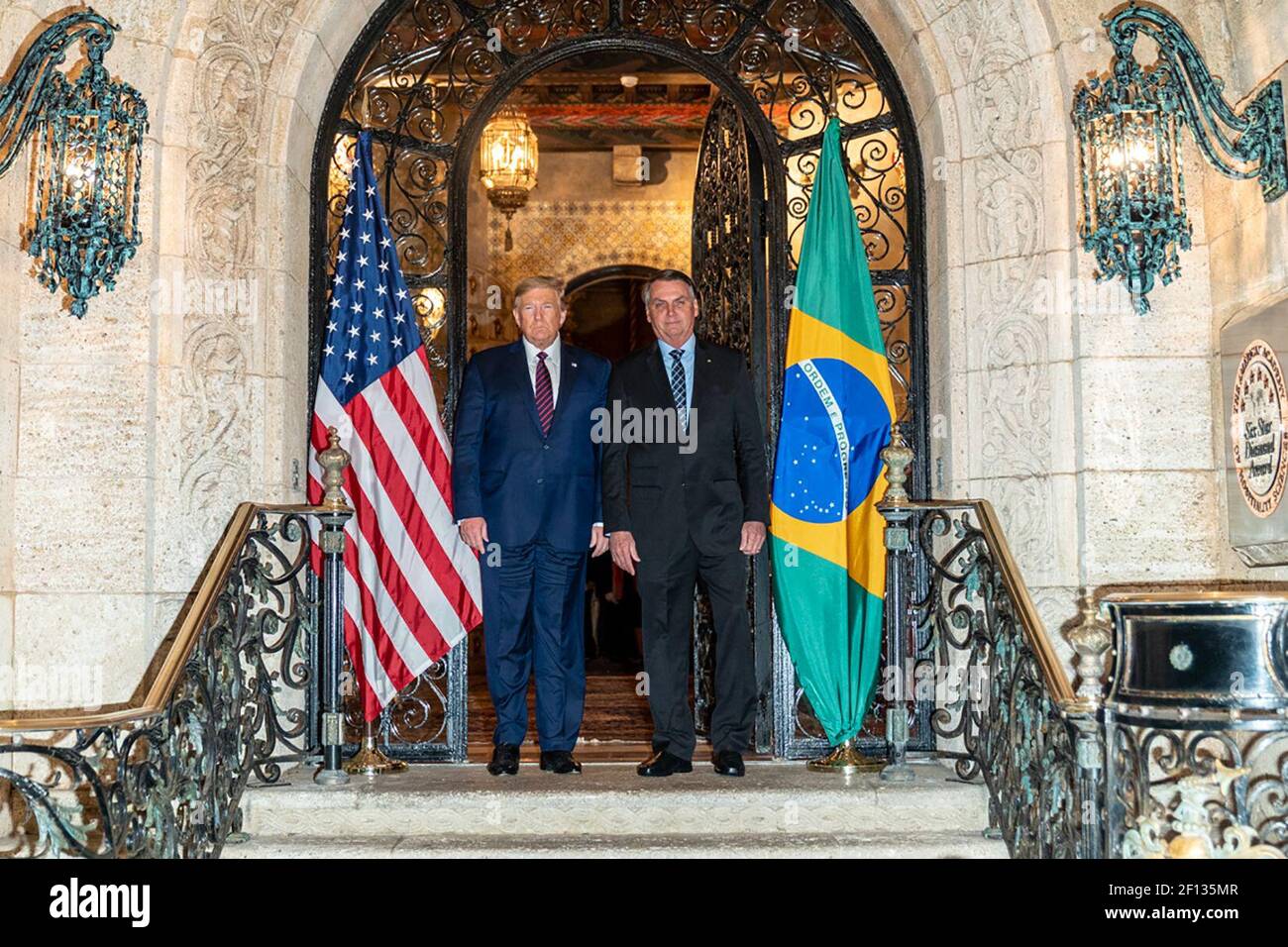 Il presidente Donald Trump saluta il presidente di BrazilÂ€™Jair Bolsonaro sabato sera 7 marzo 2020 al suo arrivo a Mar-a-Lago a Palm Beach Fla. Foto Stock