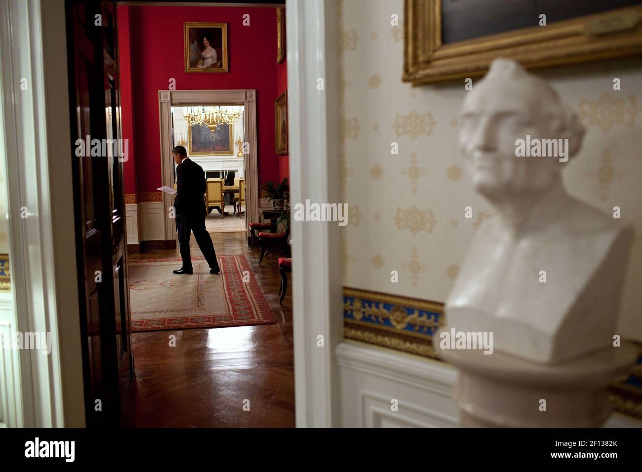 Il presidente Barack Obama ha letto con la sua dichiarazione nella Sala Rossa della Casa Bianca prima di rivolgersi alla Nazione sugli sforzi in corso per trovare un approccio equilibrato al limite del debito e alla riduzione del deficit luglio 25 2011. In primo piano si vede un busto marmoreo di Amerigo Vespucci di Giuseppe Ceracchi. Foto Stock