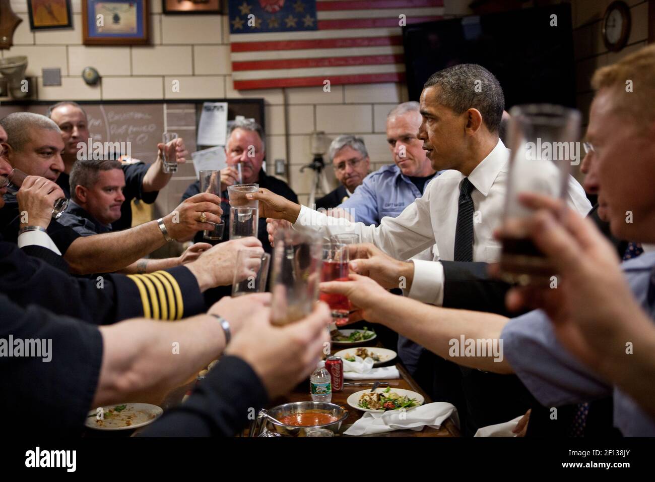 Il presidente Barack Obama e i vigili del fuoco brindano durante un pranzo al motore 54 ladder 4 Battaglione 9 Firehouse a New York N.Y. 5 maggio 2011. Il focolare conosciuto come 'Pride of Midtown' ha perso 15 vigili del fuoco su 9/11 -- un intero turno e più di qualsiasi altro focolare di New York. Foto Stock