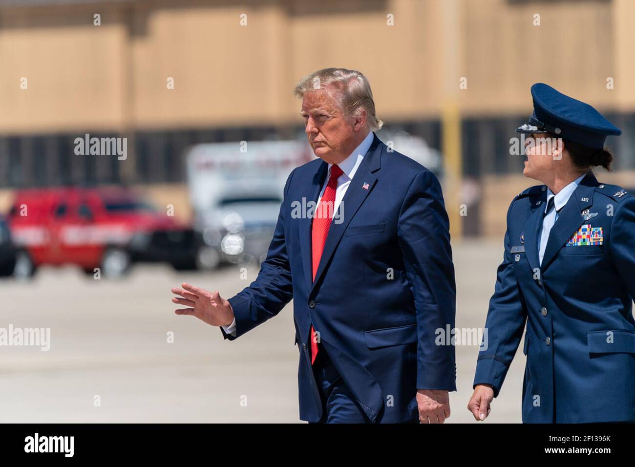 Il presidente Donald Trump è scortato dal personale dell'aeronautica degli Stati Uniti da Marine One alla base congiunta Andrews Rd. Mercoledì 21 2019 agosto a bordo dell'aeronautica uno per il suo viaggio nel Kentucky. Foto Stock