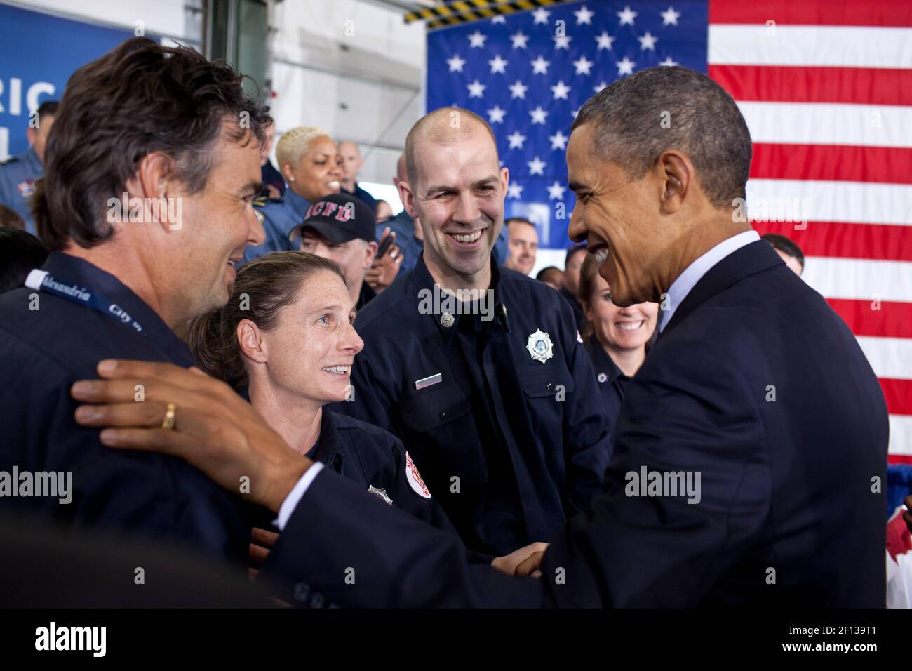 Il presidente Barack Obama saluta i membri del pubblico in seguito alle sue osservazioni sul corpo dei veterani di lavoro alla stazione dei vigili del fuoco n. 5 ad Arlington, Virginia, 3 febbraio 2012. Foto Stock