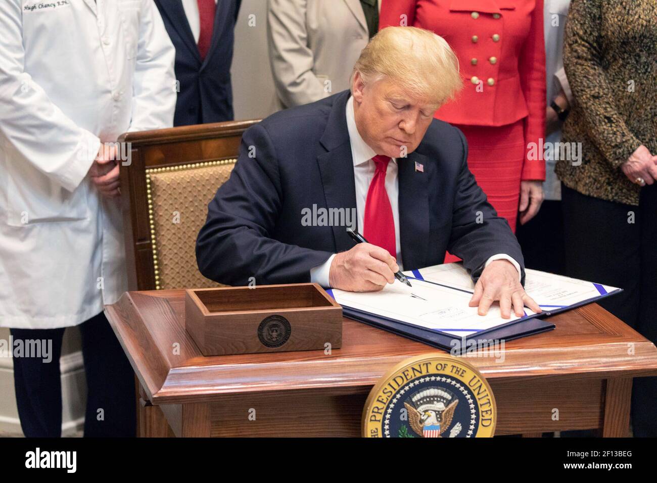 Il presidente Donald Trump firma S. 2553- The Know the Lowest Price Act e S.2553- The Patients Right to Know Act mercoledì 10 ottobre. 2018 nella stanza Roosevelt della Casa Bianca. Foto Stock