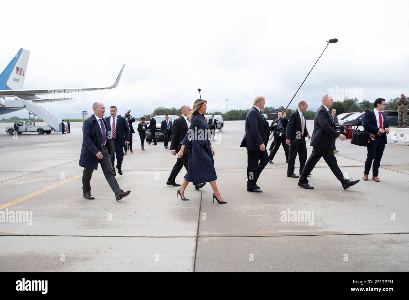 Il presidente Donald Trump e la First Lady Melania Trump arrivano all'aeroporto John Murtha Johnstown-Cambria County di Johnstown Pa. Durante il loro viaggio per partecipare alle cerimonie commemorative del 9/11° anniversario martedì 11 2018 settembre al Flight 93 National Memorial di Shanksville Pa. Foto Stock