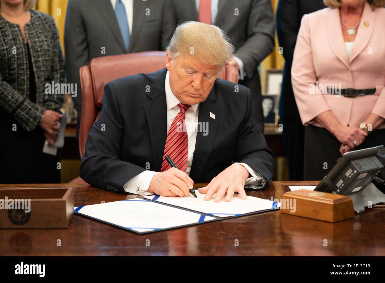 Il Presidente Donald Trump ha aderito al Vice Presidente Mike Pence firma la legislazione contro la tratta di esseri umani mercoledì 9 gennaio 2019 presso l'Ufficio ovale. Foto Stock