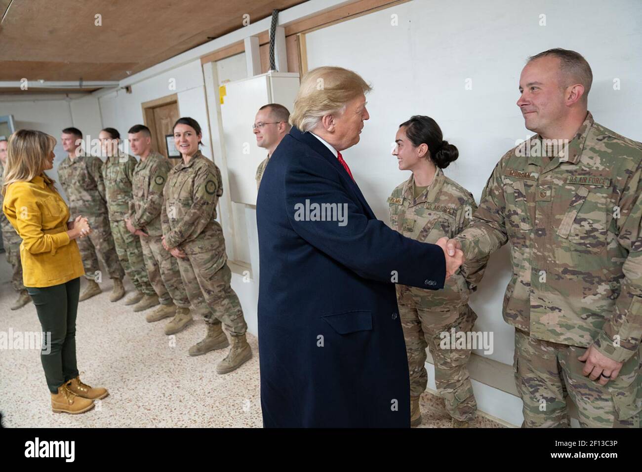 Il presidente Donald Trump si è Unito alla First Lady Melania Trump scuote le mani e parla con le truppe statunitensi mercoledì 26 2018 dicembre prima di una dimostrazione di attrezzature militari presso la base aerea di al-Asad in Iraq. Foto Stock