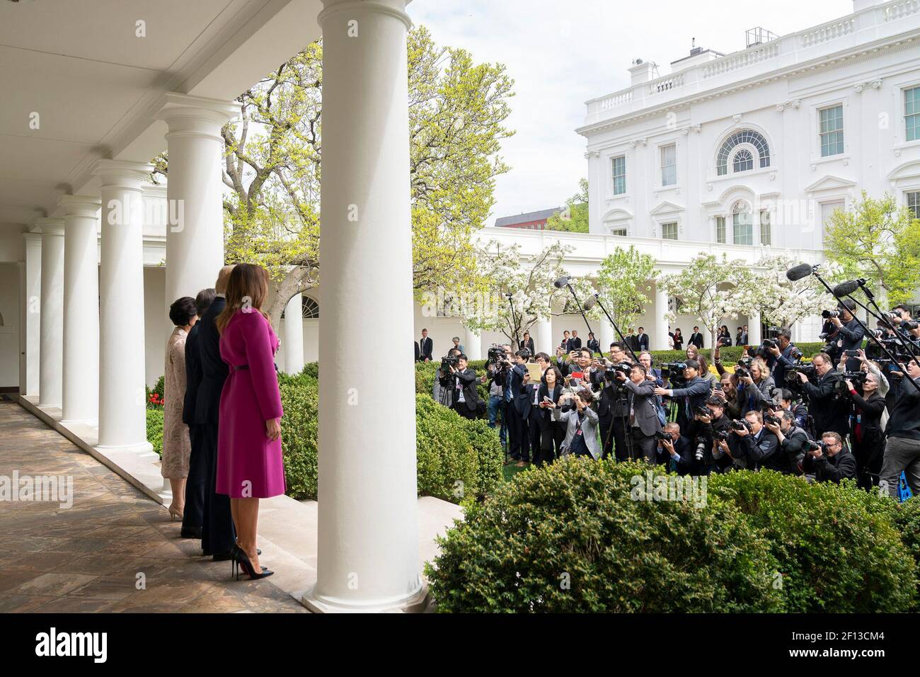 Il presidente Donald Trump e la prima signora Melania Trump danno il benvenuto alla Casa Bianca al presidente Moon Jae-in e alla signora Kim Jung-sook della Repubblica di Corea giovedì 11 2019 aprile Foto Stock