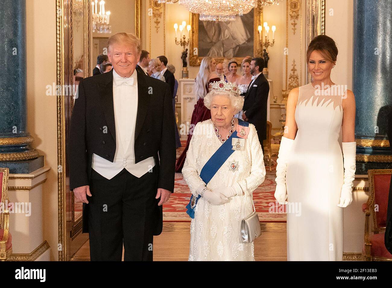 Il presidente Donald Trump e la First Lady Melania Trump si pongono per una foto con la regina Elisabetta II della Gran Bretagna lunedì 3 giugno 2019 prima di partecipare a un banchetto di stato a Buckingham Palace a Londra. Foto Stock
