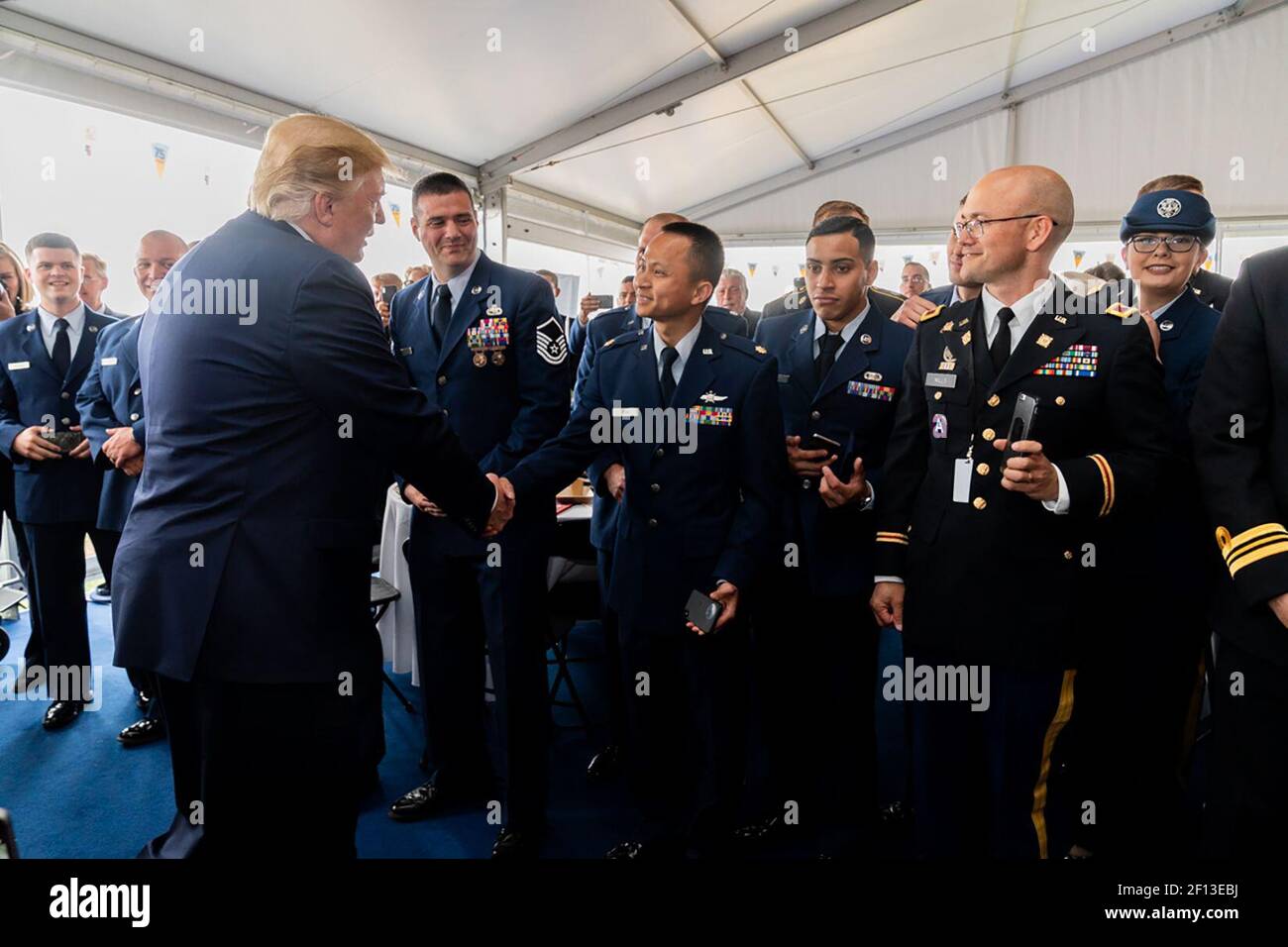 Il Presidente Donald Trump partecipa a un incontro e saluto con i membri attivi del Servizio statunitense di stanza nel Regno Unito mercoledì 5 giugno 2019 al Southsea Common di Portsmouth, Inghilterra. Foto Stock