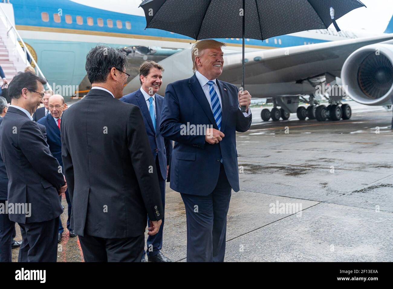 Il presidente Donald Trump sbarca l'aviazione un giovedì 27 2019 giugno al suo arrivo all'aeroporto internazionale di Osaka per partecipare al vertice del G20 di Osaka in Giappone. Foto Stock