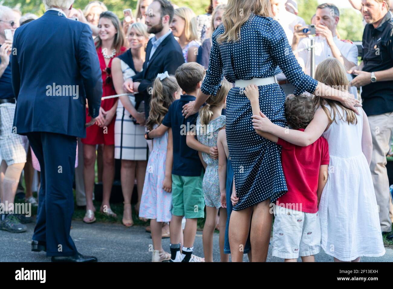 First Lady Melania Trump propone una foto con gli ospiti che partecipano al picnic del Congresso venerdì 21 2019 giugno sul prato sud della Casa Bianca. Foto Stock