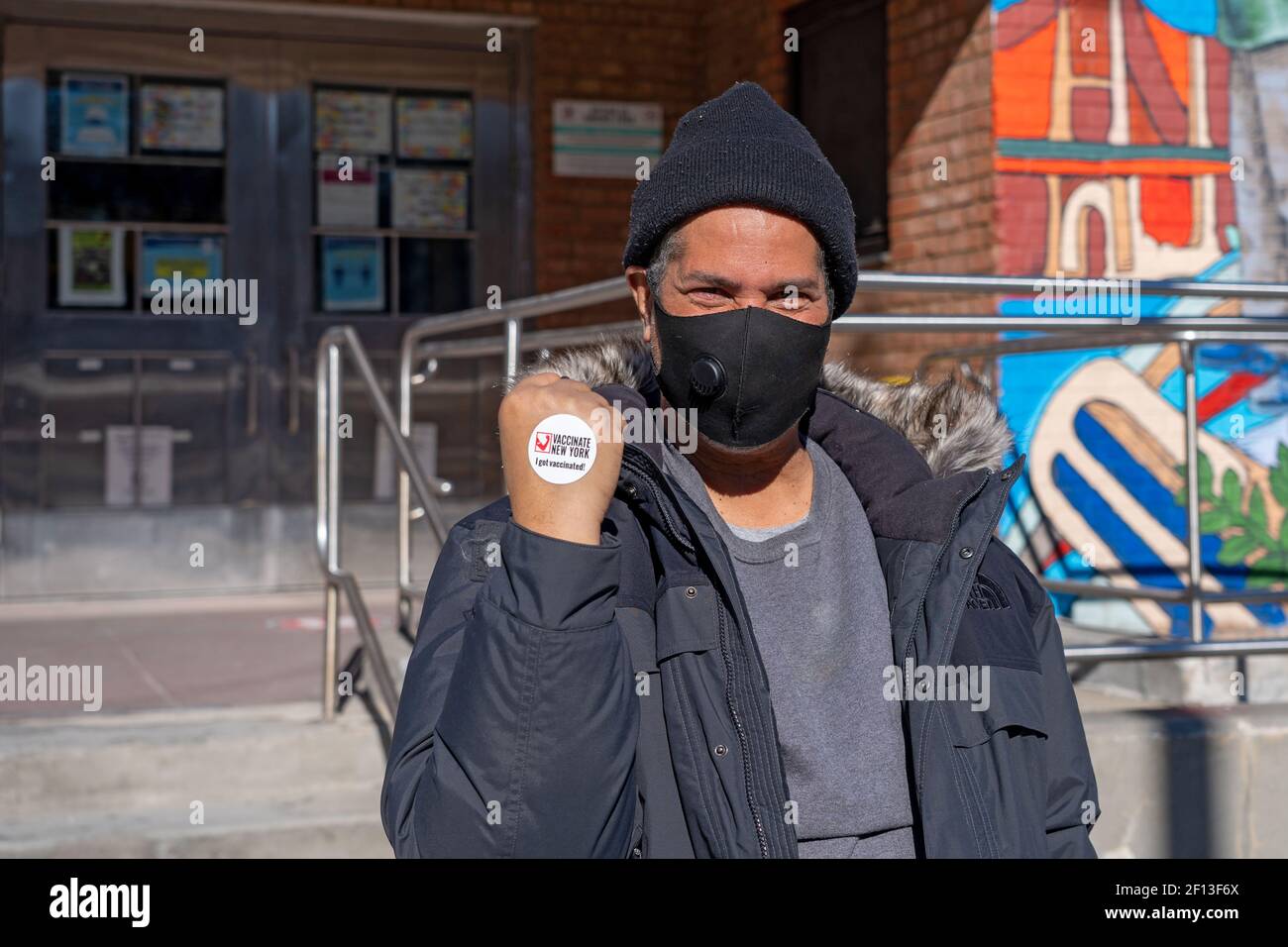 New York, Stati Uniti. 07 marzo 2021. NEW YORK, NY - 7 MARZO: Un uomo mostra un adesivo a portata di mano con la scritta 'ho ricevuto vaccinato!' Dopo essere usciti dal sito a comparsa di vaccinazione gestito dallo stato all'interno della casa di insediamento Jacob A. Riis a Queensbridge Houses nel quartiere delle Queens il 7 marzo 2021 a New York City. Credit: Ron Adar/Alamy Live News Foto Stock