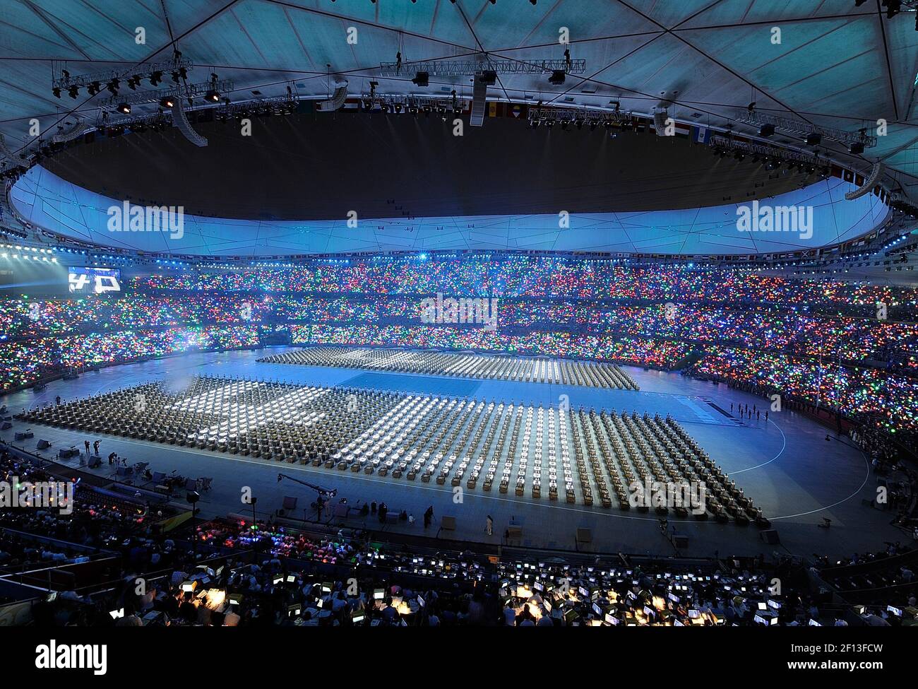 Gli artisti prendono parte allo Stadio Nazionale durante la cerimonia