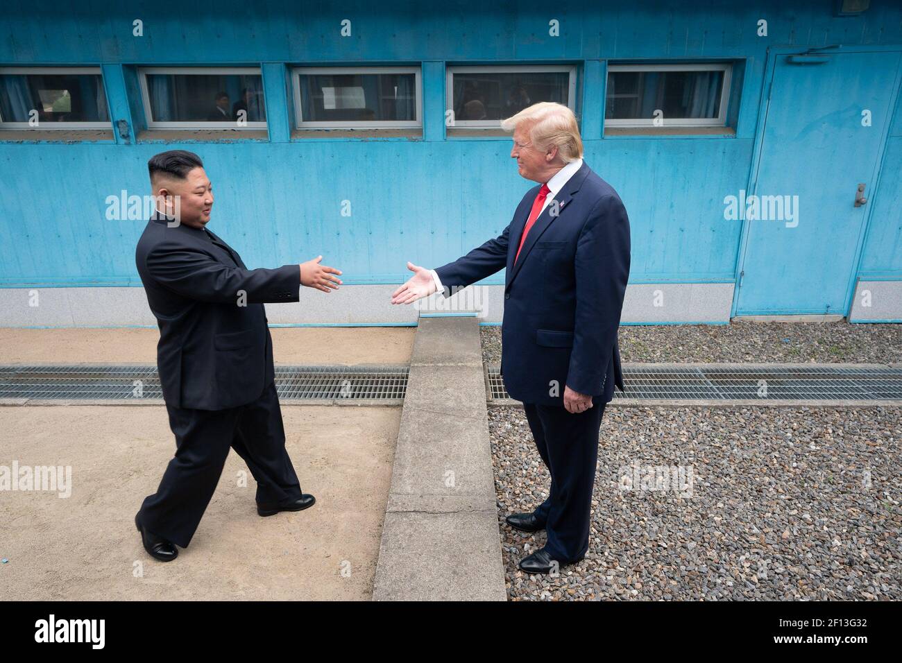 Il presidente Donald Trump stringe le mani con il presidente del Partito operaio della Corea Kim Jong un domenica 30 2019 giugno, quando i due leader si incontrano nella zona demilitarizzata coreana. Foto Stock