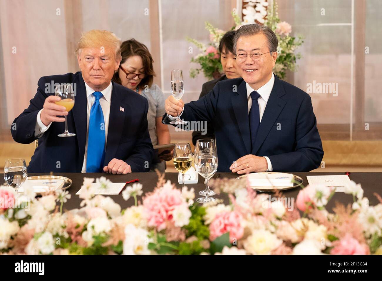 Il presidente Donald Trump si unisce a un brindisi con il presidente della Repubblica di Corea del Sud Moon Jae-in durante la cena sabato sera 29 2019 giugno presso la Casa del tè alla Casa Blu di Seoul. Foto Stock