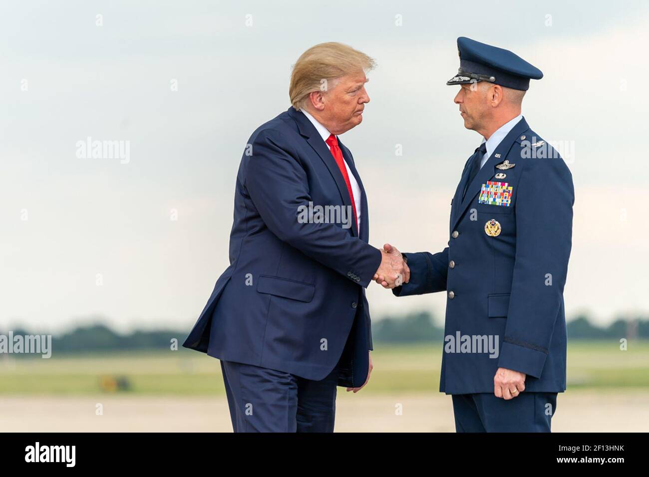 Il presidente Donald Trump scuote le mani con il Coll. Dell'aeronautica degli Stati Uniti Samuel J. Chesnut mentre sbarca Marine One alla base congiunta Andrews Md. Mercoledì 24 2019 luglio ed è scortato all'aeronautica uno dal personale dell'aeronautica degli Stati Uniti. Foto Stock