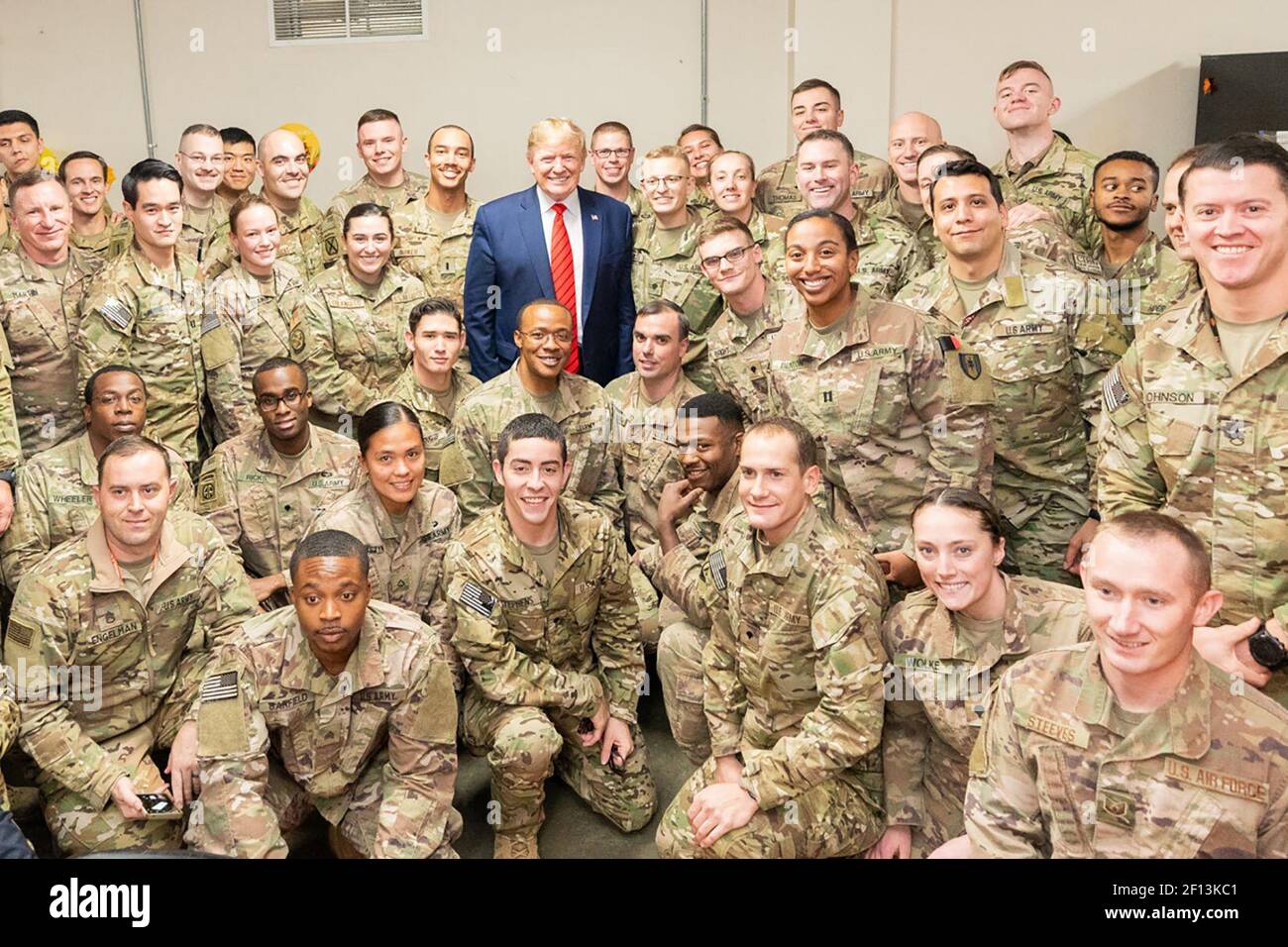Il presidente Donald Trump si pone con le truppe statunitensi giovedì 28 novembre 2019 alla base aerea di Bagram Afghanistan dopo un Ringraziamento a sorpresa visita Foto Stock