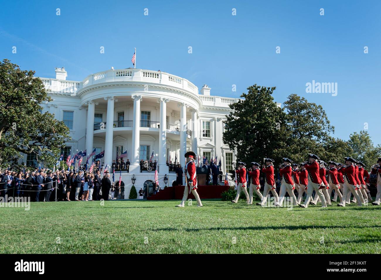 Il presidente Donald Trump e il primo ministro australiano Scott Morrison esaminano il Fife dell'esercito degli Stati Uniti e il corpo del tamburo durante la visita di Stato venerdì 20 2019 settembre sul prato meridionale della Casa Bianca. Foto Stock