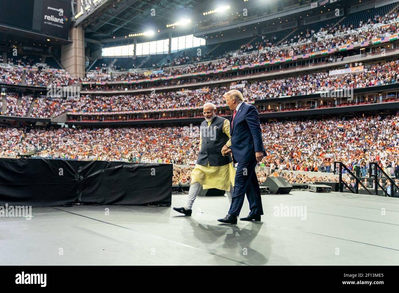 Il presidente Donald Trump si unisce al primo ministro di IndiaÂ€™Narendra modi sul palco domenica 22 2019 settembre in occasione di un raduno in onore del primo ministro modi allo stadio NRG di Houston, Texas. Foto Stock