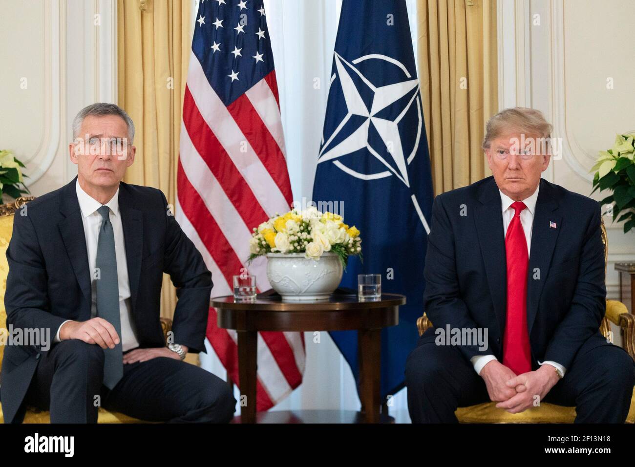 Il presidente Donald Trump incontra il segretario generale della NATO Jens Stoltenberg durante un incontro unico martedì 3 dicembre 2019 presso la Winfield House di Londra. Foto Stock