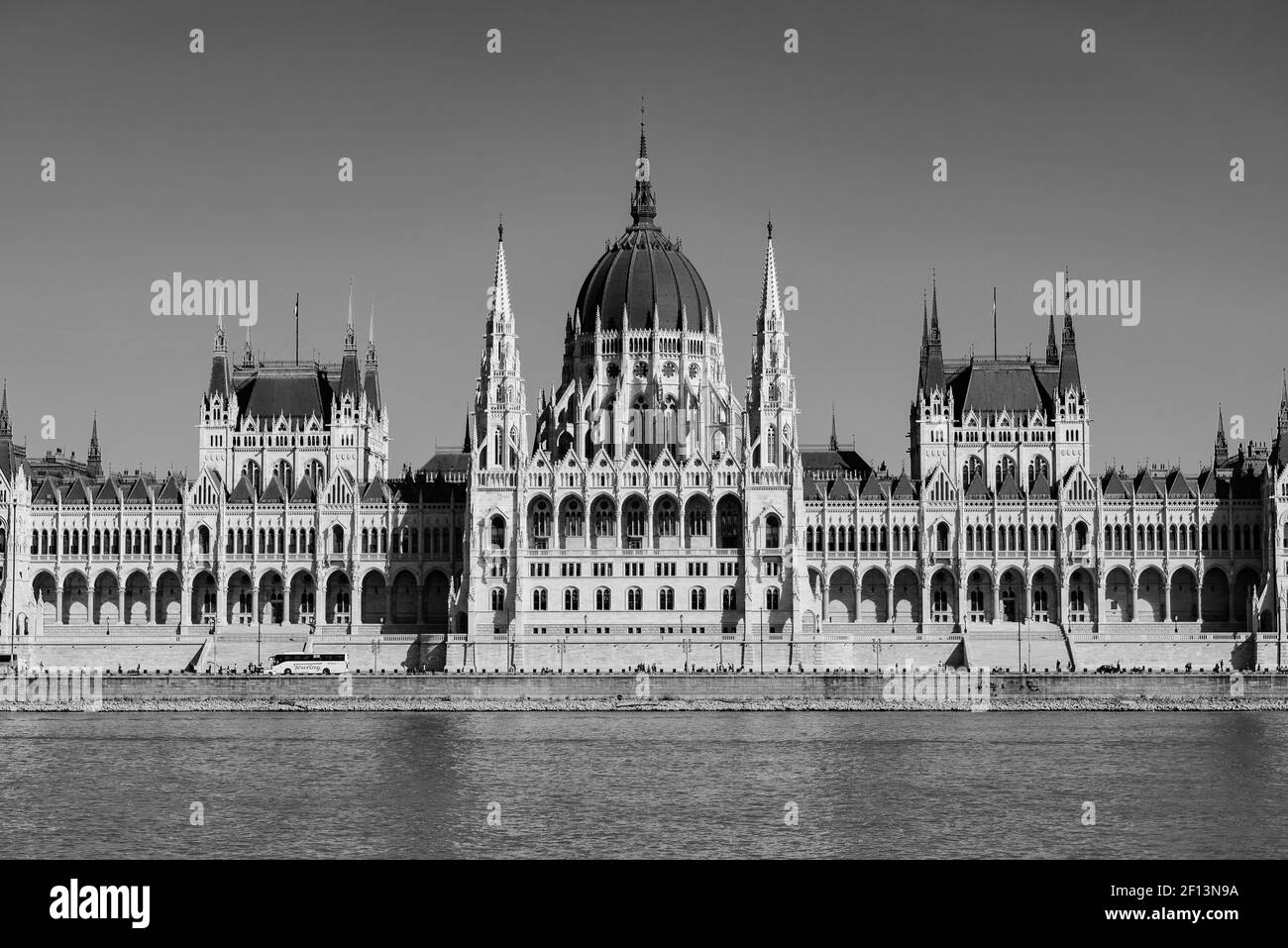 Parlamento ungherese edificio sulle rive del Danubio, Budapest, Ungheria (bianco e nero) Foto Stock