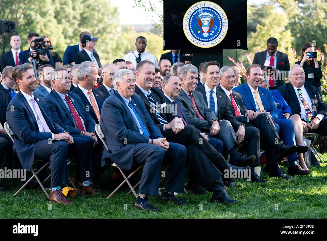 Gli ospiti invitati e i legislatori ascoltano il presidente Donald Trump nel discorso ai suoi commenti in occasione della celebrazione del campione della Stanley Cup 2019 St. Louis Blues martedì 15 2019 ottobre nel Rose Garden della Casa Bianca. Foto Stock