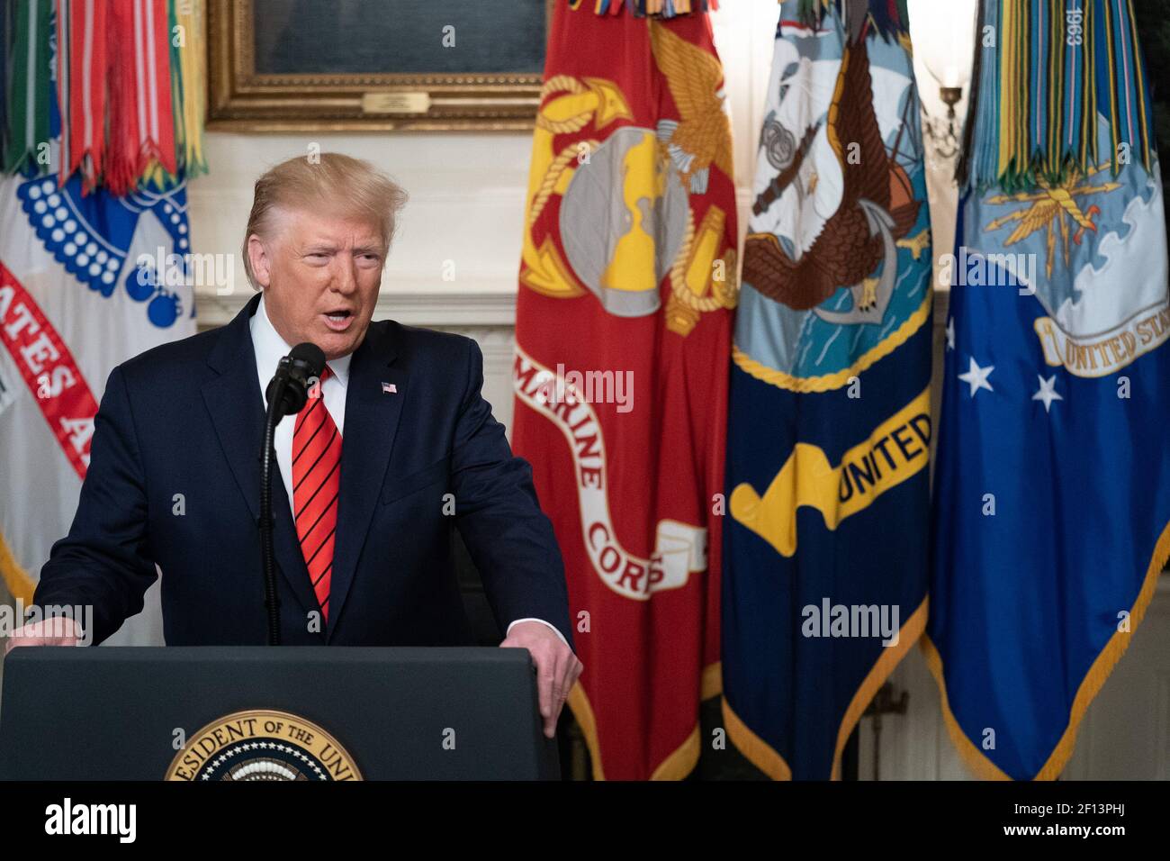 Il presidente Donald Trump rivolge le sue osservazioni alla nazione domenica mattina ottobre 27 2019 nella Sala di accoglienza diplomatica della Casa Bianca per annunciare i dettagli della missione delle forze operative speciali degli Stati Uniti contro il famigerato leader dell'ISIS Abu Bakr al-Baghdadi in Siria. Foto Stock