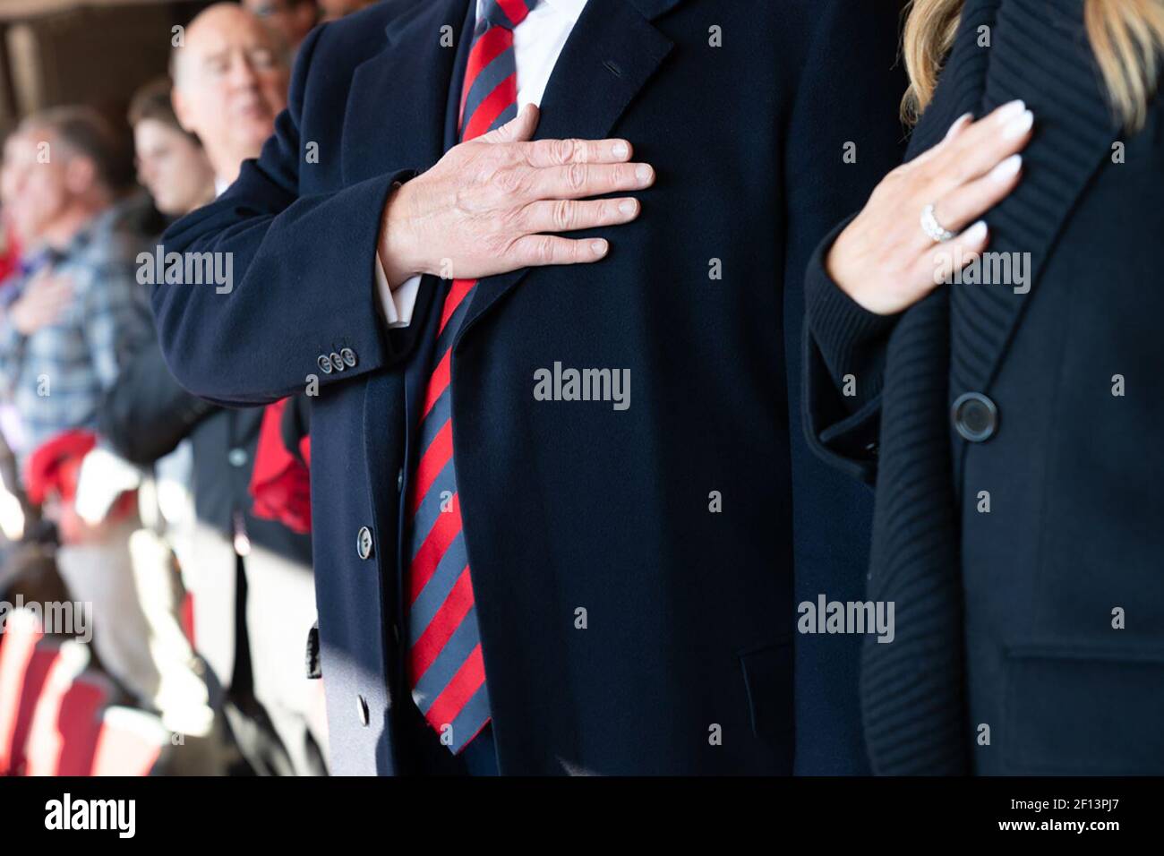 Il presidente Donald Trump e la First Lady Melania Trump tengono le mani ai loro cuori al Bryant-Denny Stadium sabato 9 novembre 2019 mentre frequentano la partita di football della University of Alabama - Louisiana state University a Tuscaloosa Ala. Foto Stock