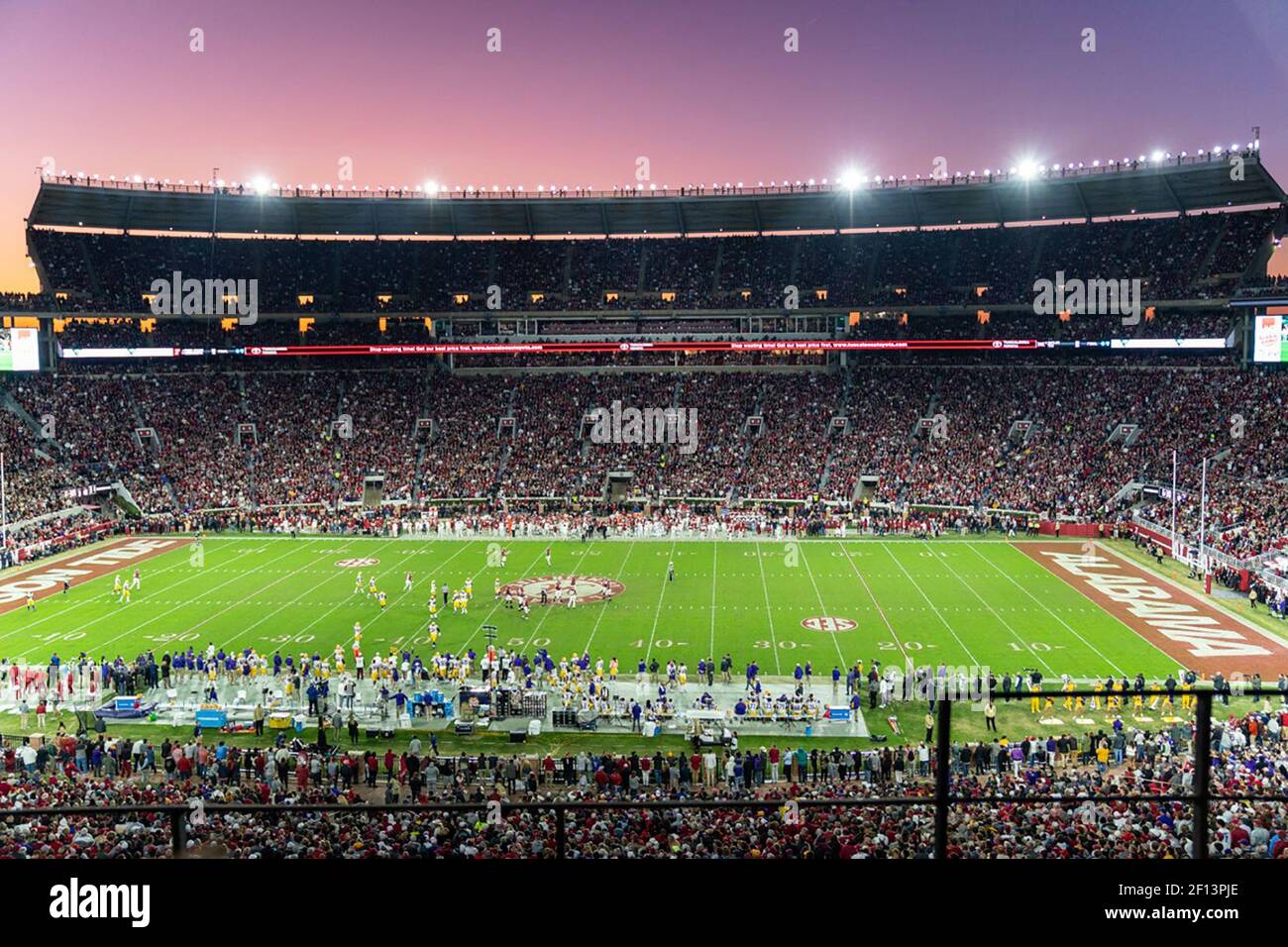 L'azione di gioco è vista sul campo al Bryant-Denny Stadium Sabato 9 novembre 2019 durante la partita di football della University of Alabama - Louisiana state University a Tuscaloosa Ala. Dove la LSU ha sconfitto l'Alabama 46-41. Foto Stock