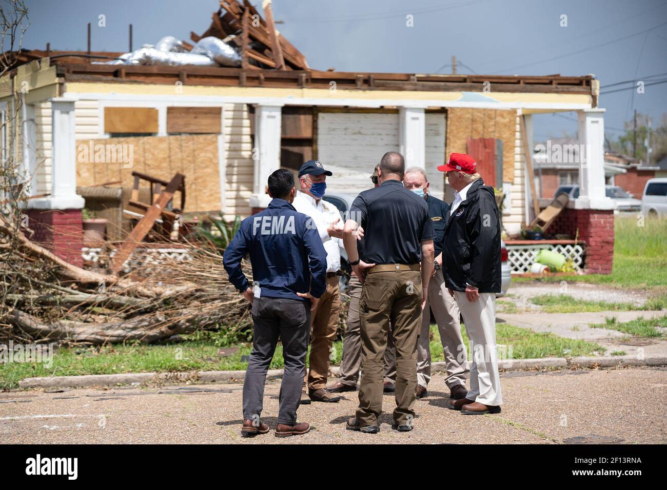 Il presidente Donald Trump visita un quartiere Sabato 29 2020 agosto a Lake Charles la. Per vedere i danni causati dall'uragano Laura. Foto Stock