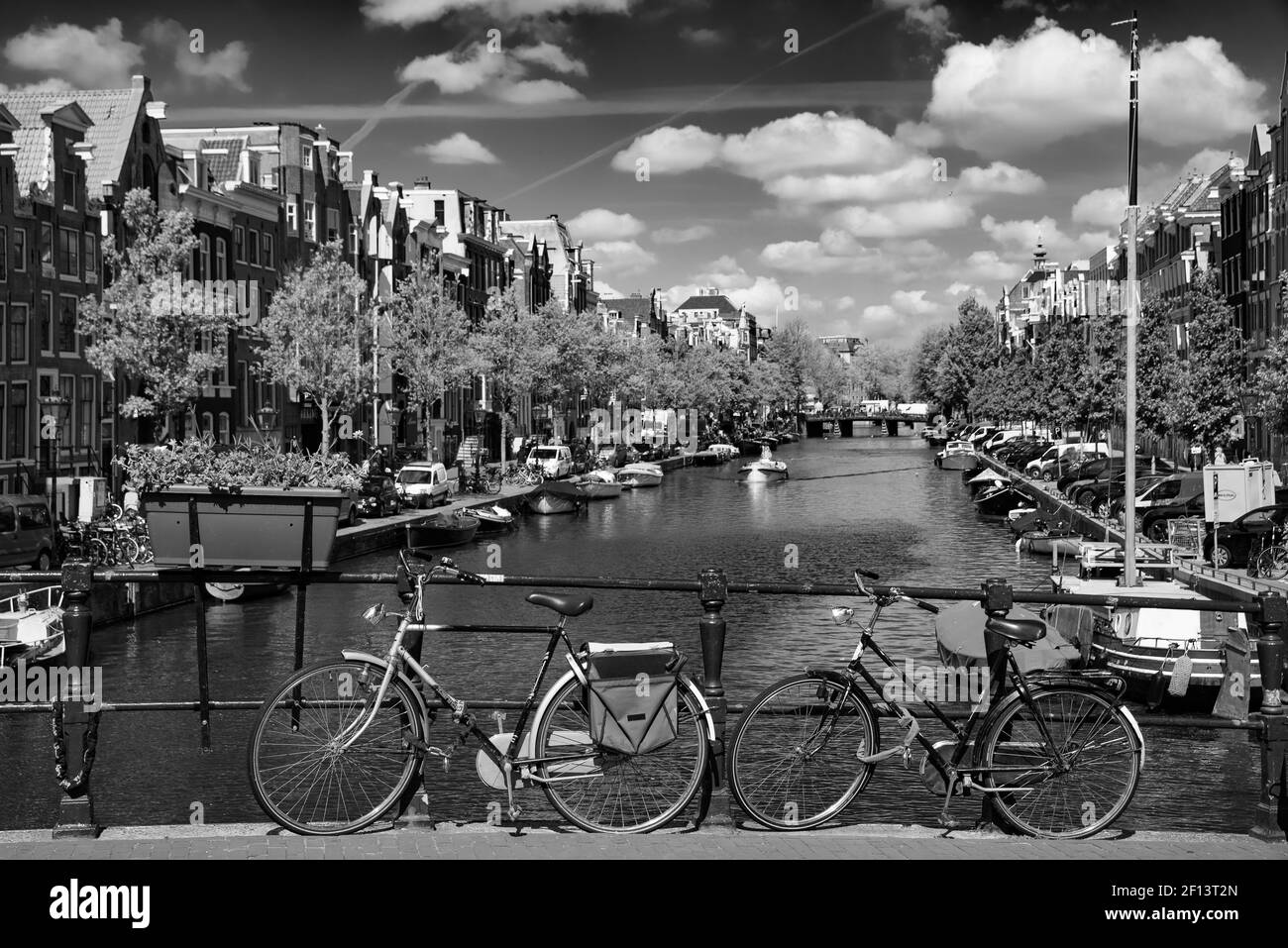 Biciclette sul ponte che attraversa il canale di Amsterdam, Paesi Bassi (bianco e nero) Foto Stock