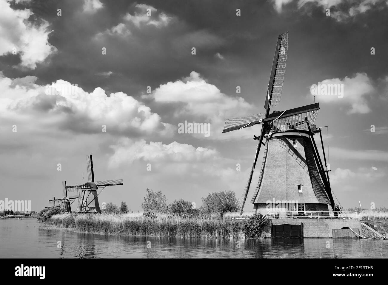 I mulini a vento di Kinderdijk, patrimonio dell'umanità dell'UNESCO a Rotterdam, Paesi Bassi (bianco e nero) Foto Stock