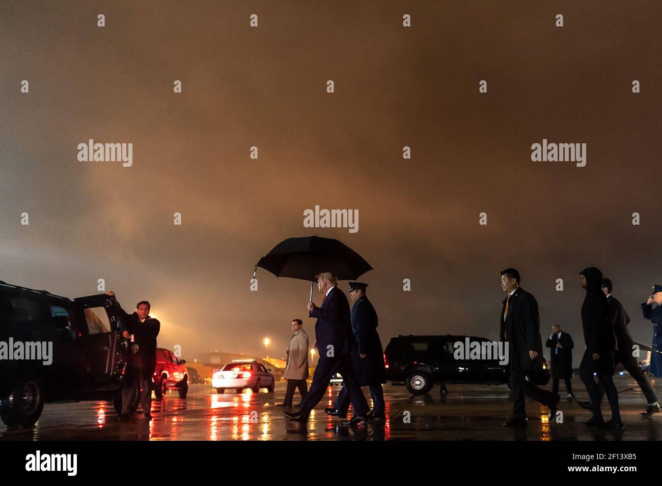 Il presidente Donald Trump salirà a bordo della limousine presidenziale alla base congiunta Andrews Rd. Giovedì 17 2020 settembre e partirà lungo il tragitto per la Casa Bianca. Foto Stock