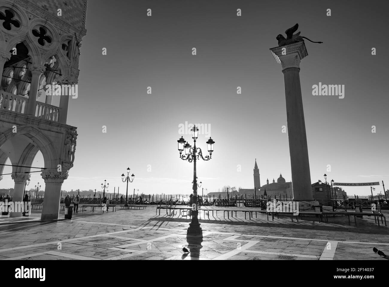 Piazza San Marco (Piazza San Marco) all'alba, Venezia, Italia (bianco e nero) Foto Stock