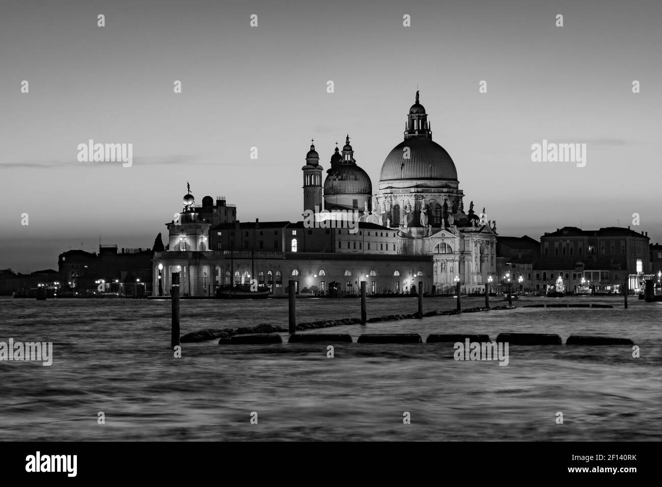 Santa Maria della Salute al tramonto, chiesa cattolica di Venezia (bianco e nero) Foto Stock