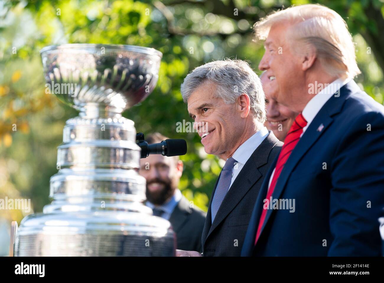 Il presidente Donald Trump ascolta Tom Stillman, il proprietario del team, durante la celebrazione del campione della Stanley Cup 2019 St. Louis Blues martedì 15 2019 ottobre nel Rose Garden della Casa Bianca. Foto Stock